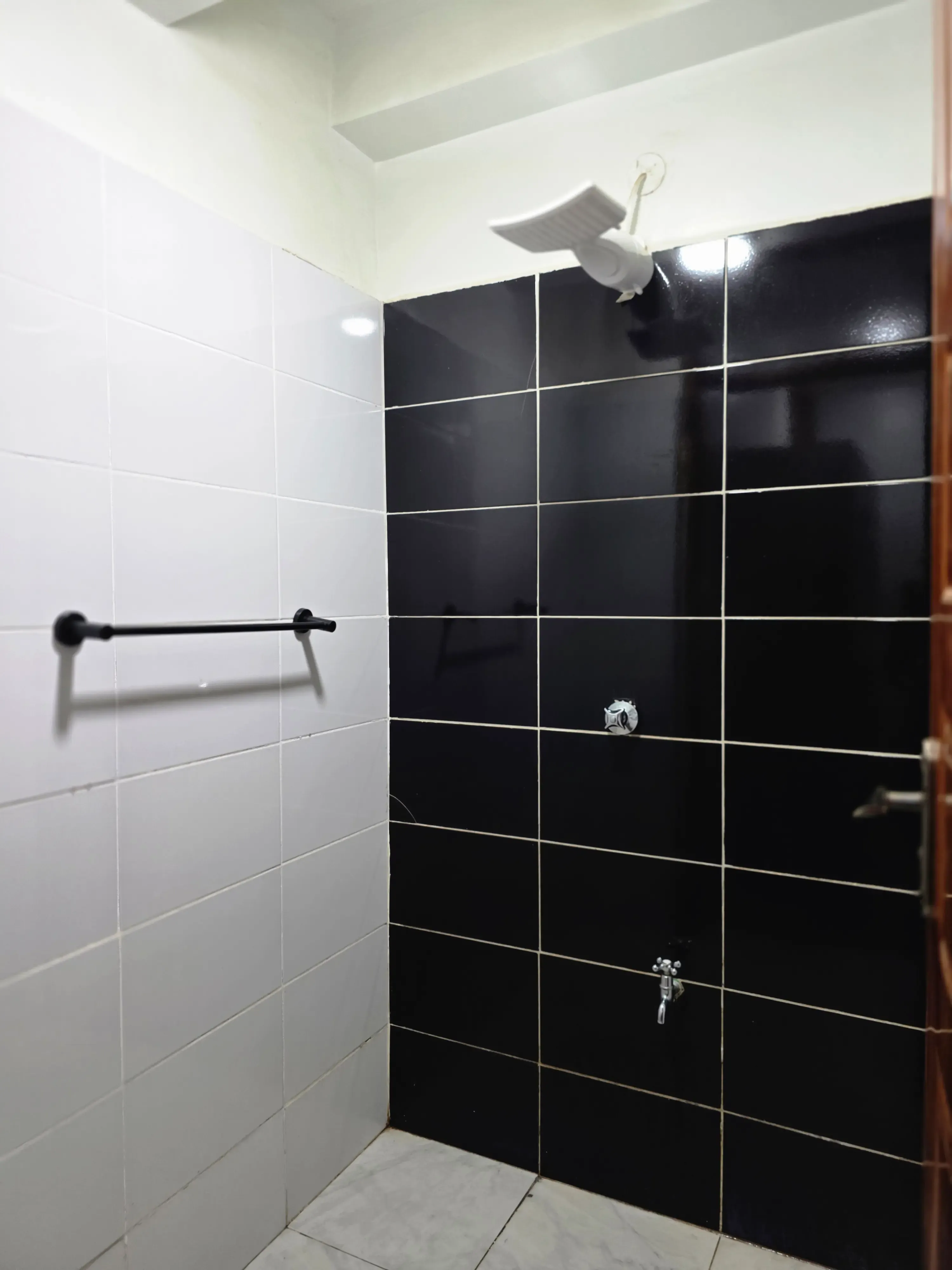 Clean hot-water private shower suites at Batman Fitness